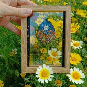 Marco de madera con hoja pintada a mano con flores y luna en una noche estrellada