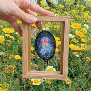 cuadro madera con hoja pintada a mano con medusa